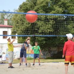 Rotaļas & spēles & meistarklases treniņi pludmales volejbola laukumā