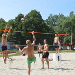 Rotaļas & spēles & meistarklases treniņi pludmales volejbola laukumā